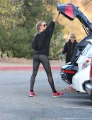 Rosie-Huntington-Whiteley-Booty-in-Spandex-5