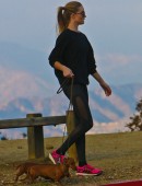 Rosie-Huntington-Whiteley-Booty-in-Spandex-8