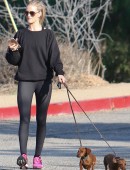 Rosie-Huntington-Whiteley-Booty-in-Spandex-9