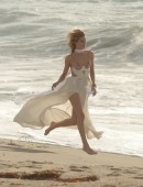 Rosie-Huntington-Whiteley-Upskirt-2