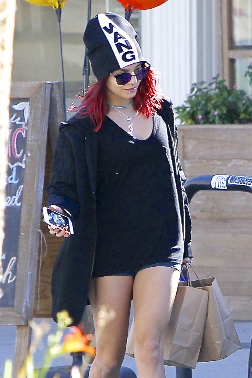 Vanessa-Hudgens-Thighs-1
