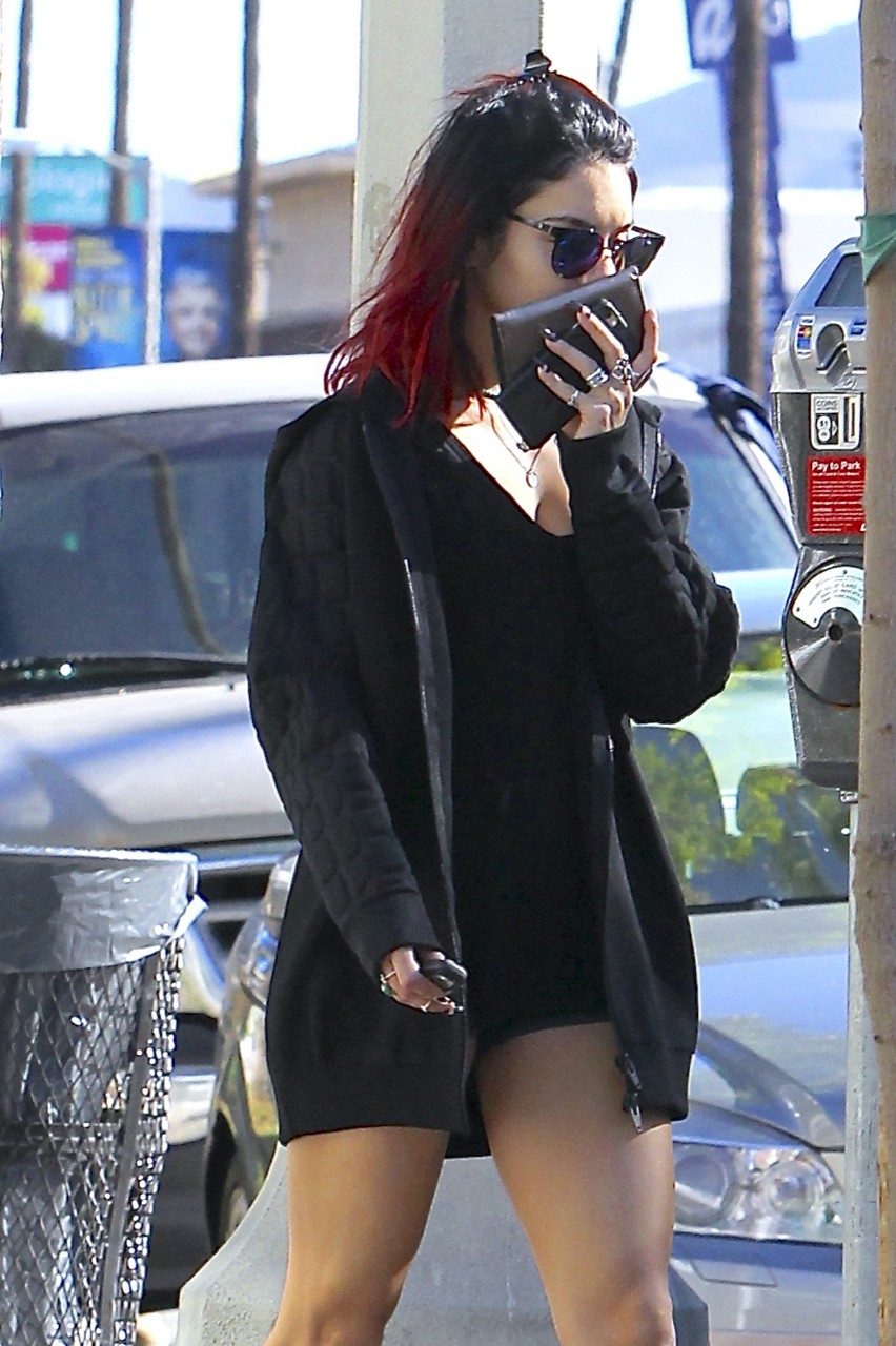 Vanessa-Hudgens-Thighs-13