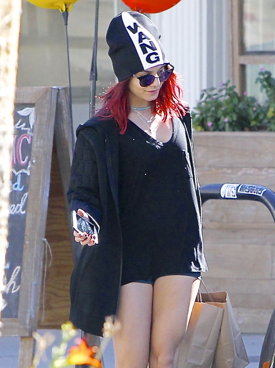 Vanessa-Hudgens-Thighs-15