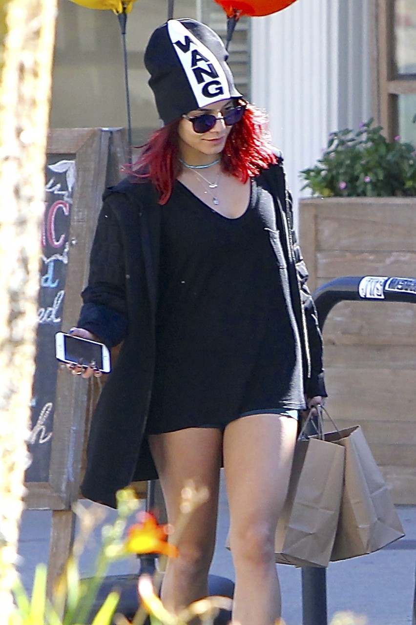 Vanessa-Hudgens-Thighs-6