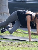 Alessandra-Ambrosio-Yoga-Park-Santa-Monica-13