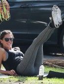 Alessandra-Ambrosio-Yoga-Park-Santa-Monica-15