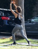 Alessandra-Ambrosio-Yoga-Park-Santa-Monica-18