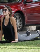 Alessandra-Ambrosio-Yoga-Park-Santa-Monica-19