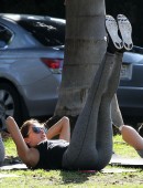 Alessandra-Ambrosio-Yoga-Park-Santa-Monica-2