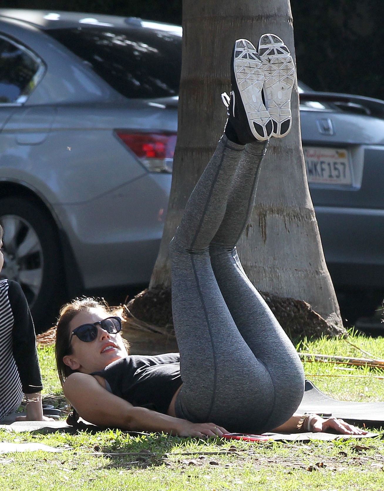Alessandra-Ambrosio-Yoga-Park-Santa-Monica-4
