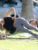 Alessandra-Ambrosio-Yoga-Park-Santa-Monica-7