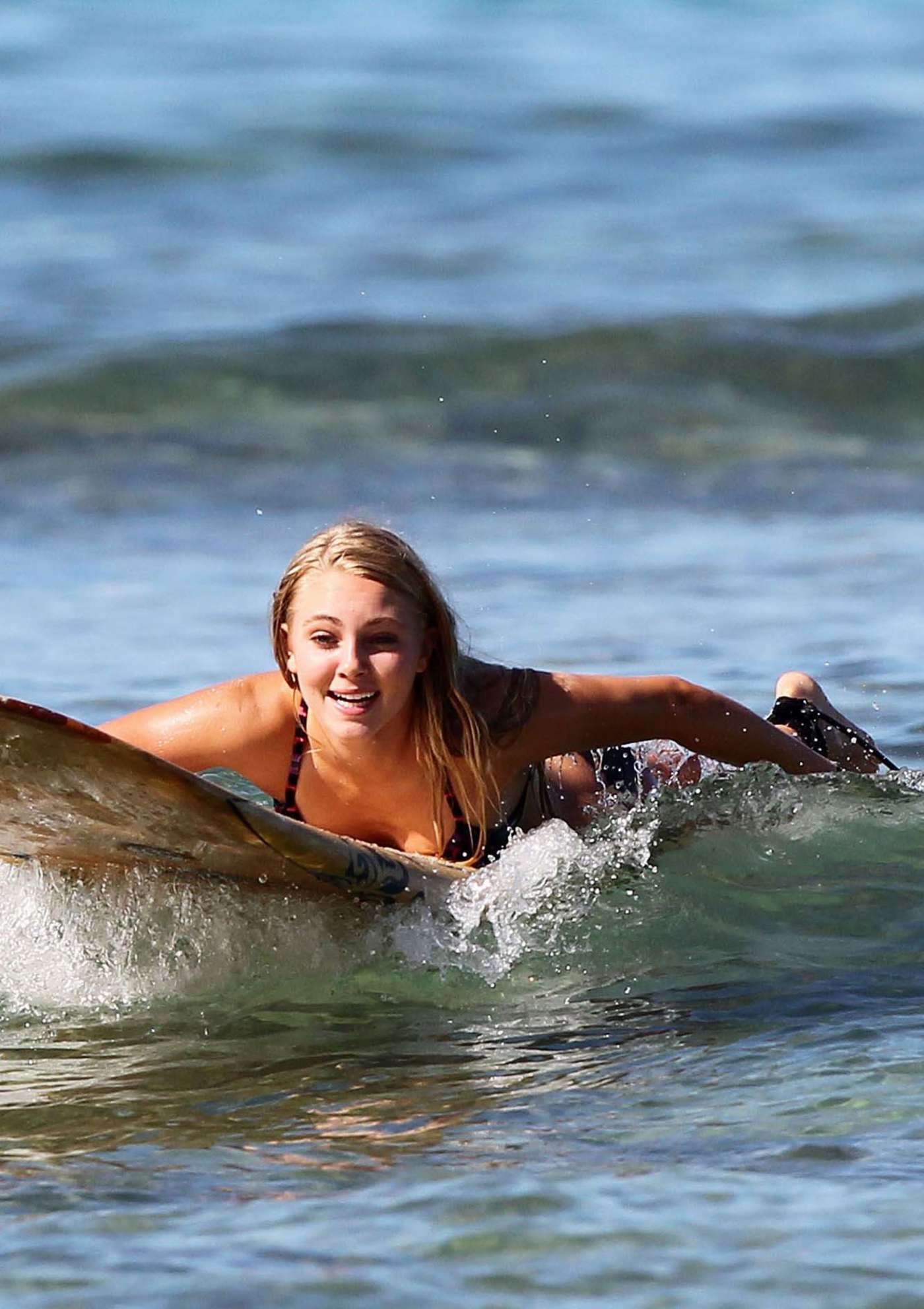 AnnaSophia-Robb-in-Bikini-Paddleboarding-1
