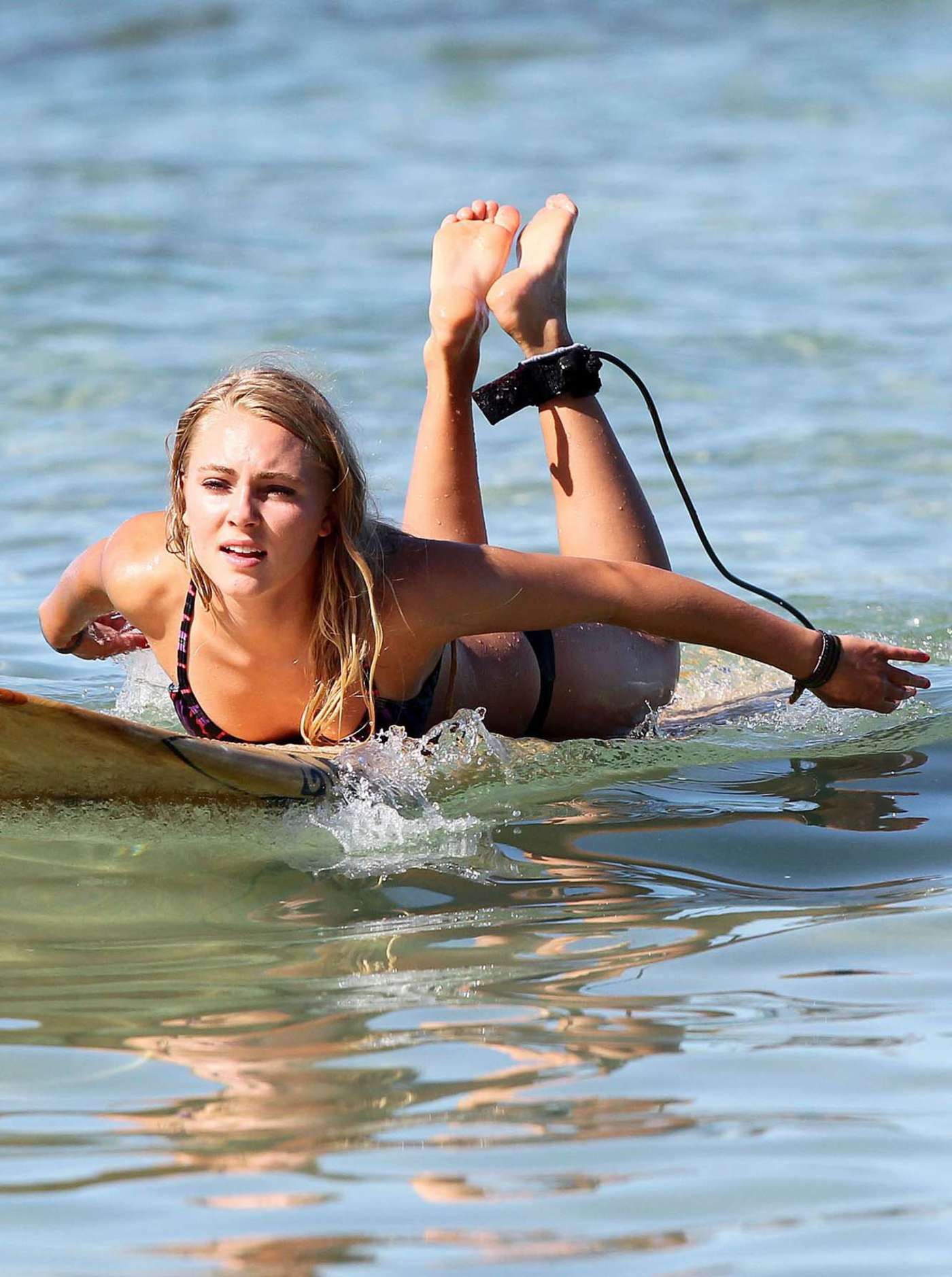 AnnaSophia-Robb-in-Bikini-Paddleboarding-8