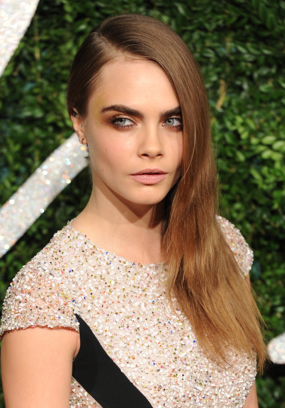 Cara-Delevingne-British-Fashion-Awards-London-4