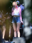 Miley-Cyrus-Performing-at-Art-Basel-Party-beach-2014-1