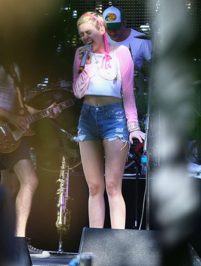 Miley-Cyrus-Performing-at-Art-Basel-Party-beach-2014-1