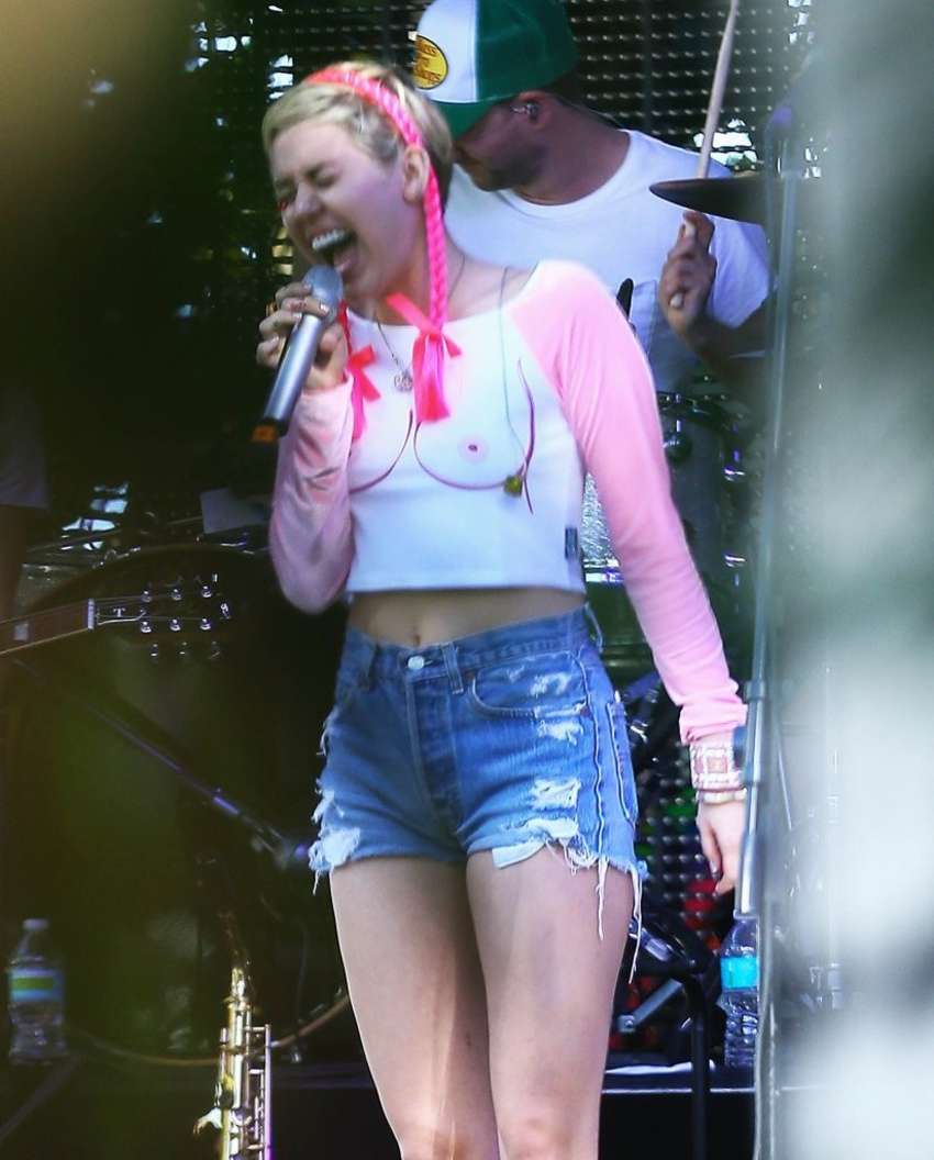 Miley-Cyrus-Performing-at-Art-Basel-Party-beach-2014-4