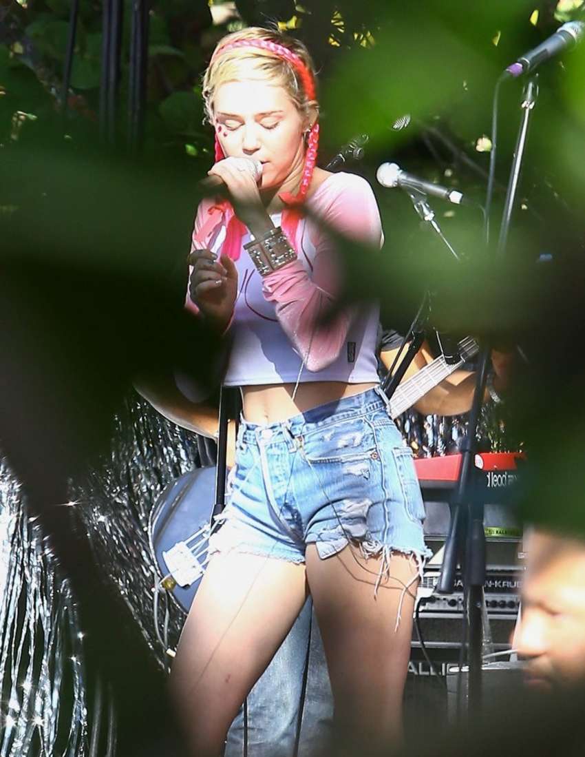 Miley-Cyrus-Performing-at-Art-Basel-Party-beach-2014-6