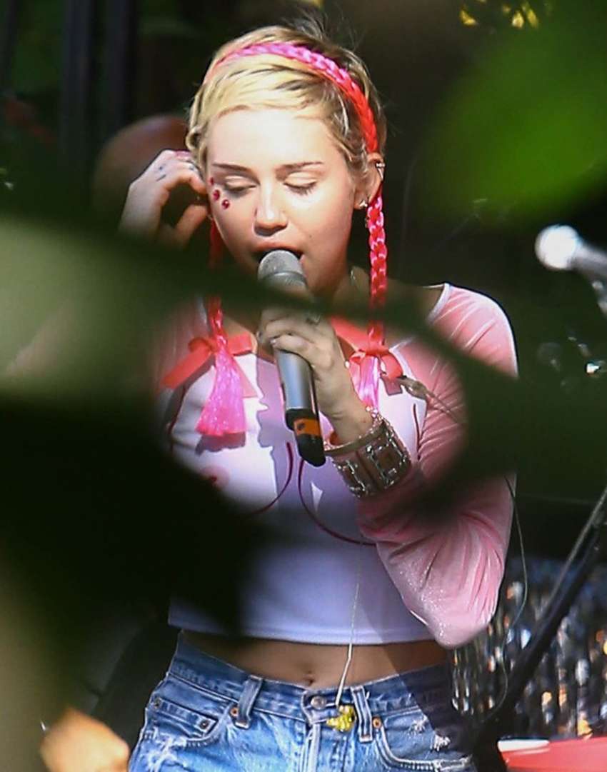 Miley-Cyrus-Performing-at-Art-Basel-Party-beach-2014-7