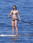 Olivia-Wilde-Paddleboarding-Maui-11