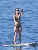 Olivia-Wilde-Paddleboarding-Maui-16
