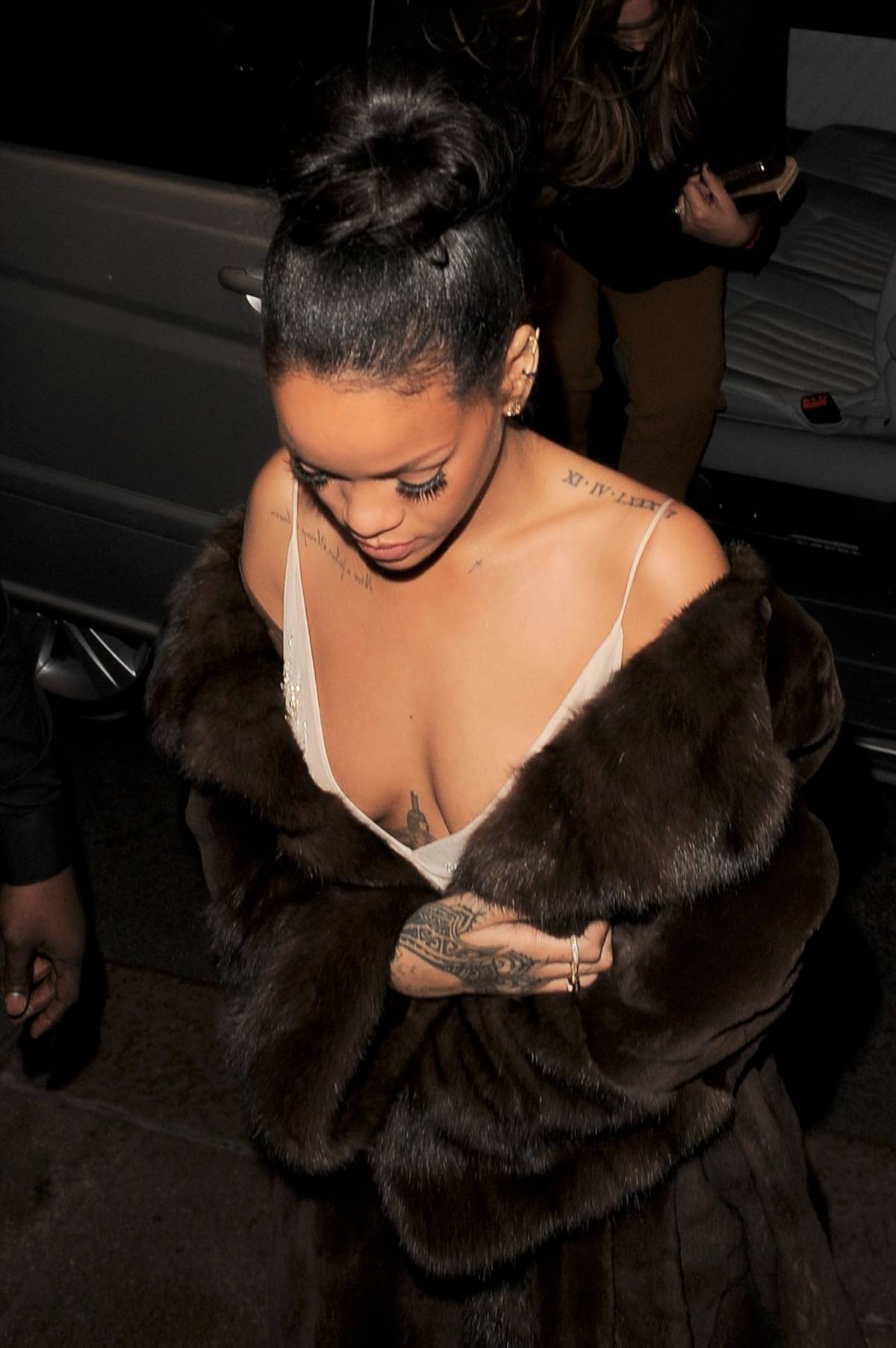 Rihanna-Nipslip-10