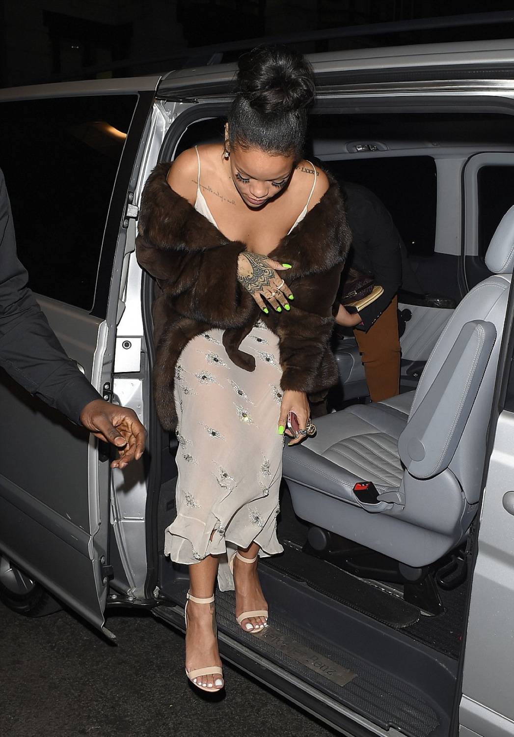 Rihanna-Nipslip-2