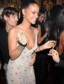 Rihanna-Nipslip-3