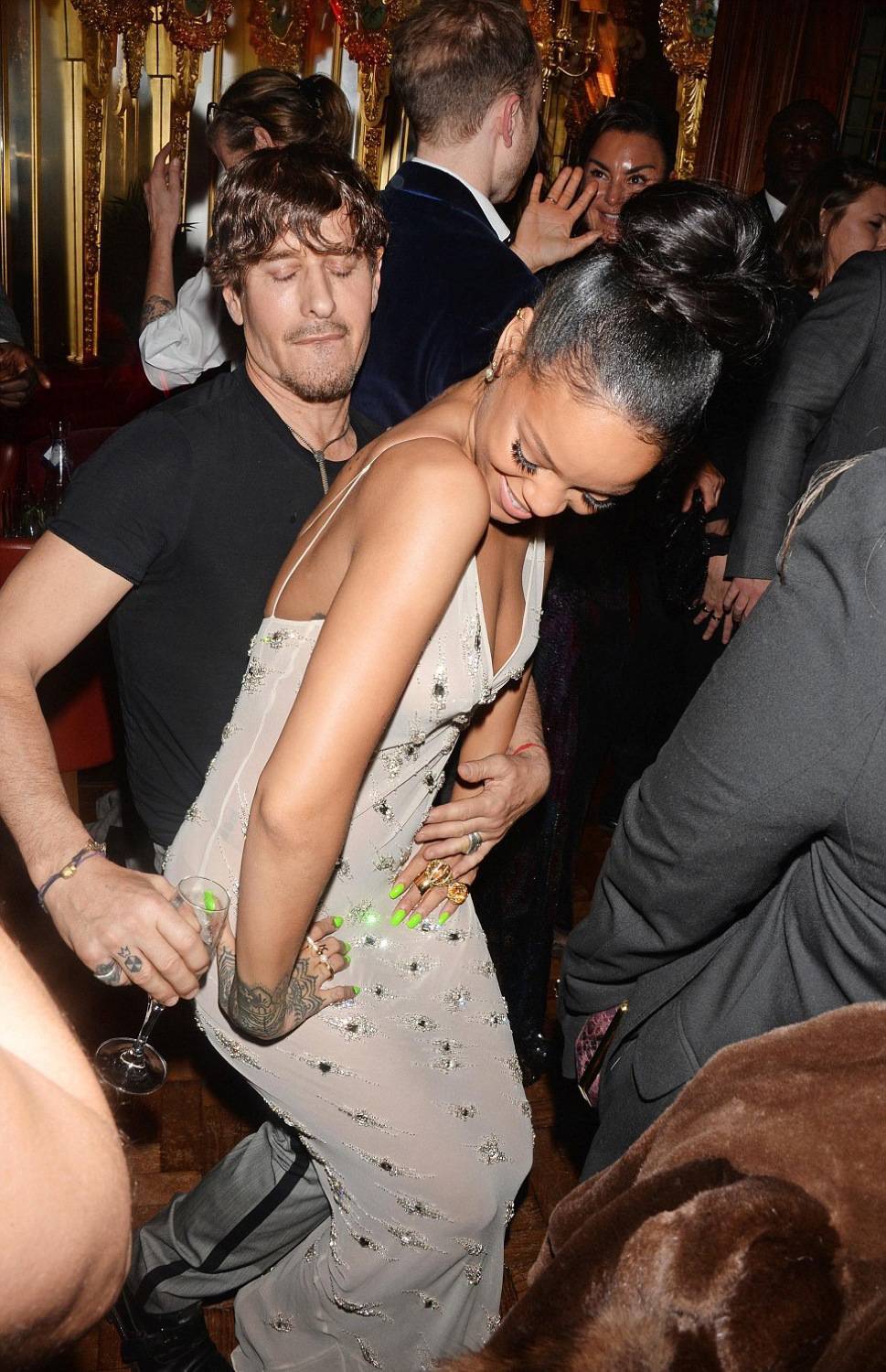 Rihanna-Nipslip-4