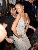 Rihanna-Nipslip-5