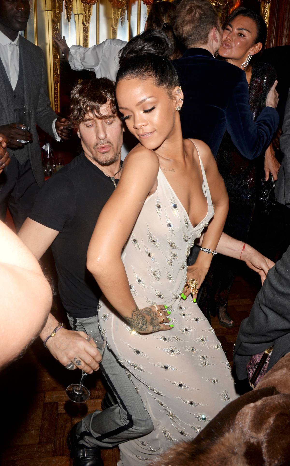 Rihanna-Nipslip-5