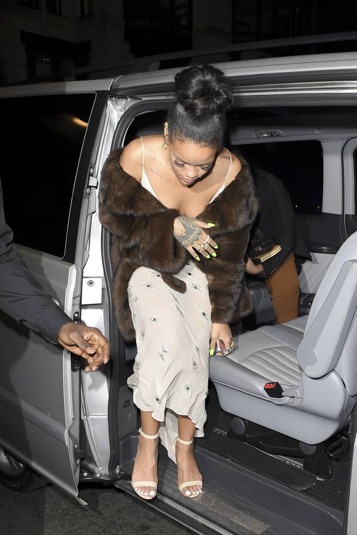 Rihanna-Nipslip-9