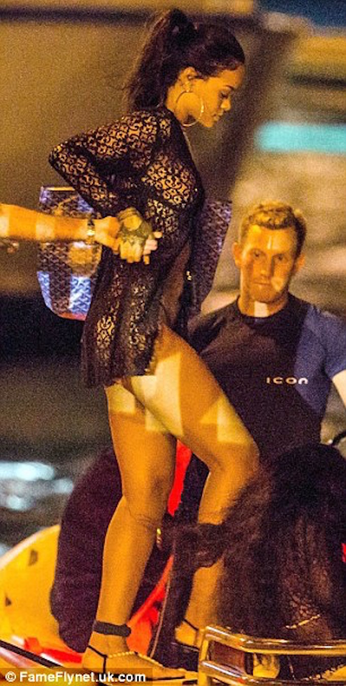 Rihanna-Upskirt-2