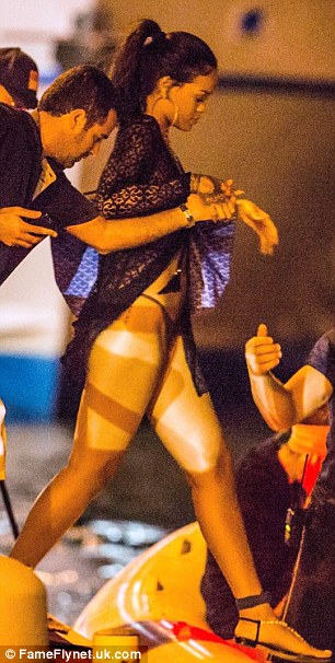 Rihanna-Upskirt-3