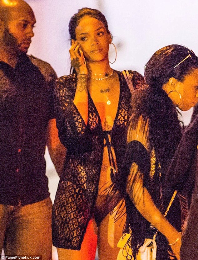 Rihanna-Upskirt-5
