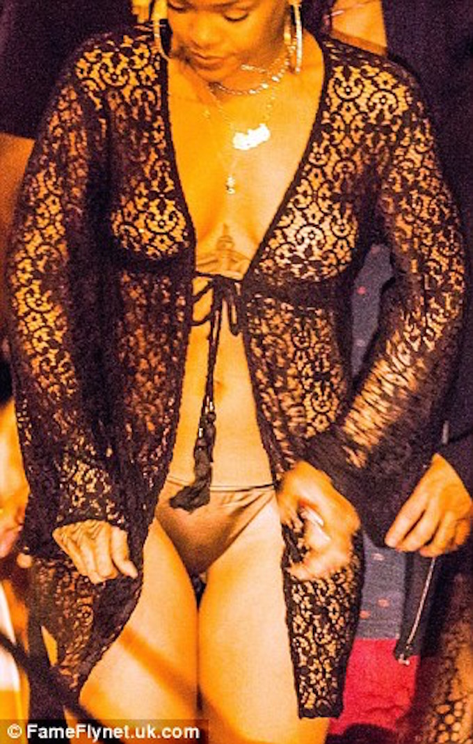 Rihanna-Upskirt-9