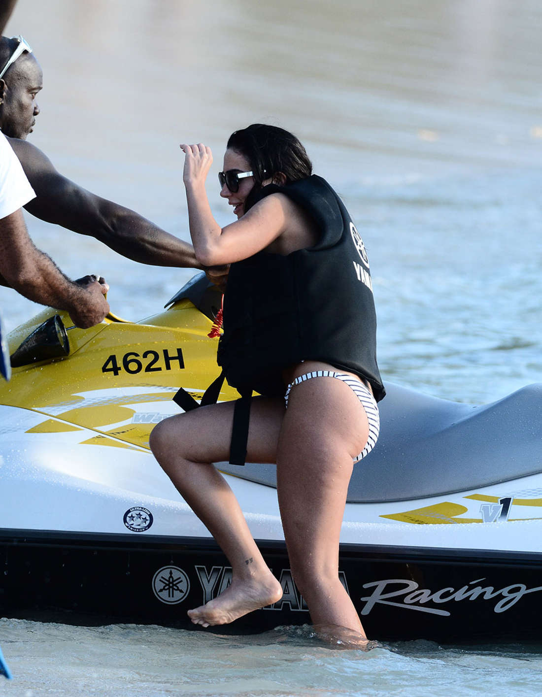 Tulisa-Contostavlos-Jet-Skiing-7