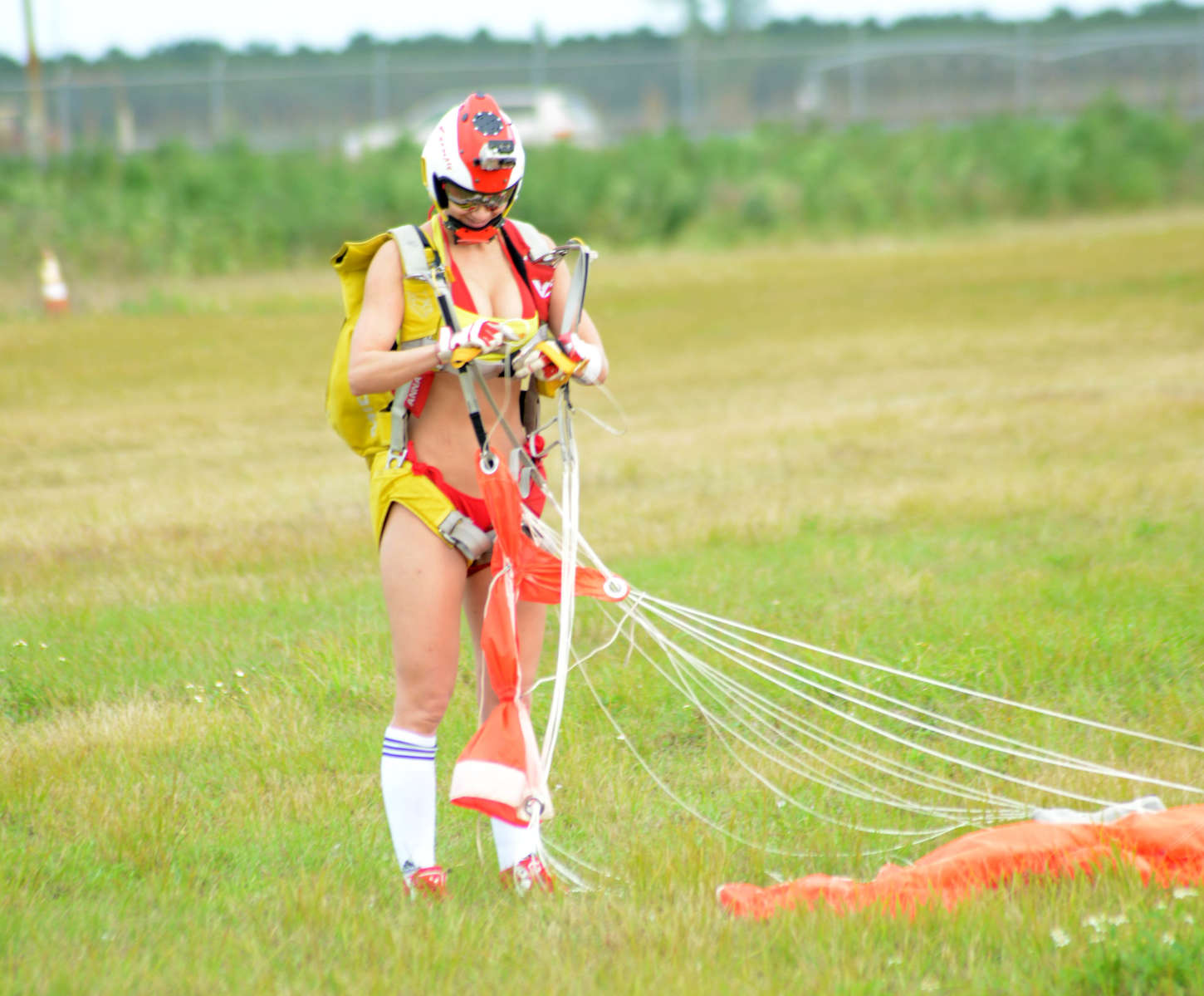 Anais-Zanotti-Sky-Diving-4