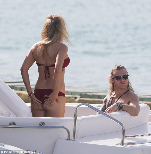 Ellie-Goulding-in-Bikini-11