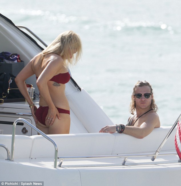 Ellie-Goulding-in-Bikini-12