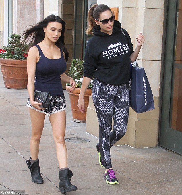 Kelly-Brook-Booty-in-Tights-3