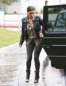 Kim-Kardashian-Booty-in-Tights-4