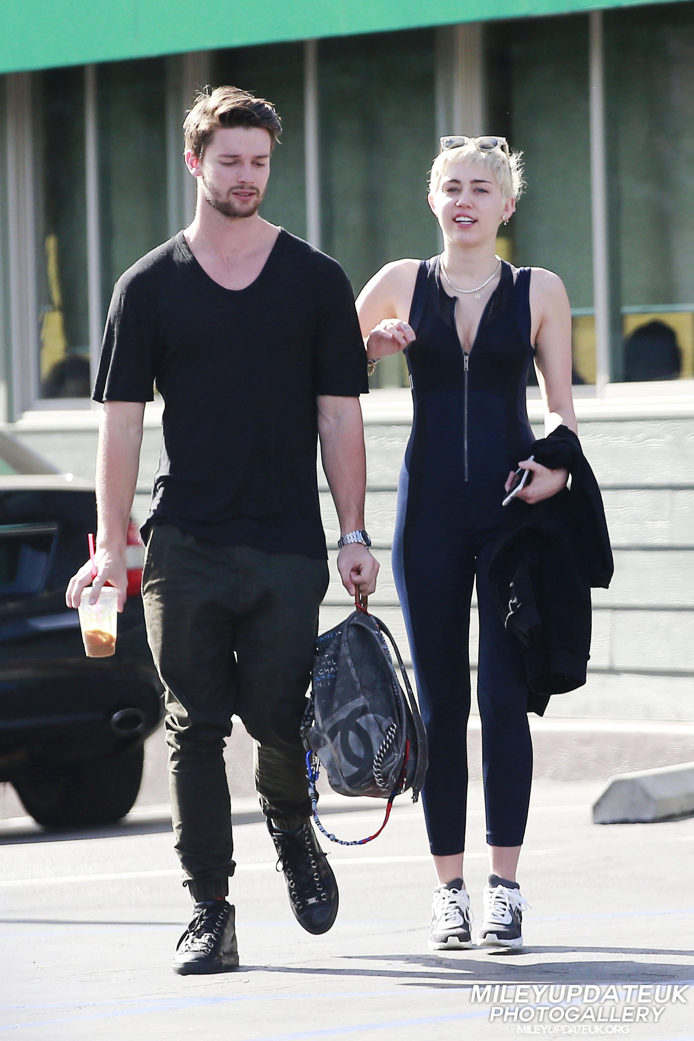 Miley-Cyrus-Lunch-32