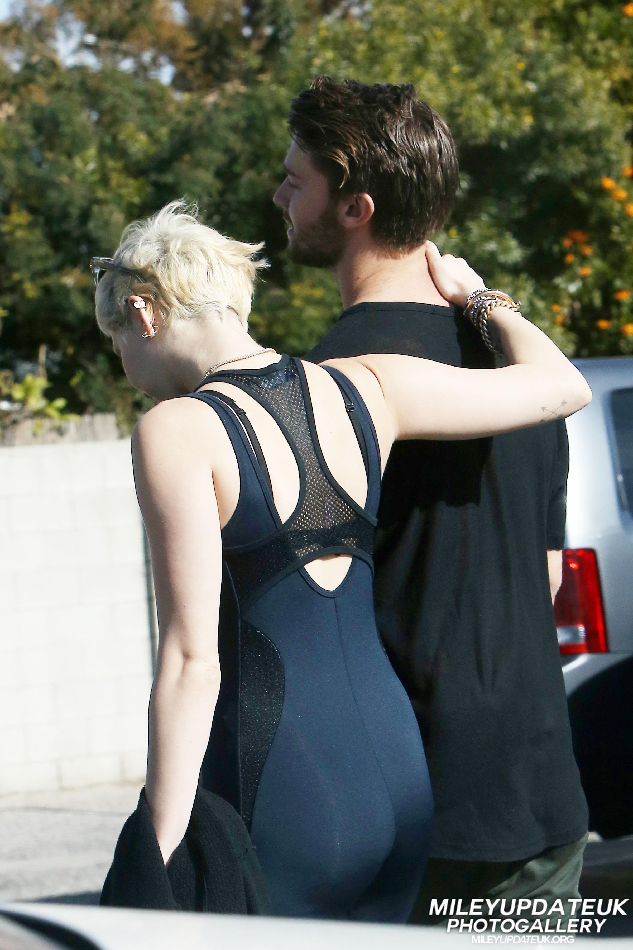 Miley-Cyrus-Lunch-36