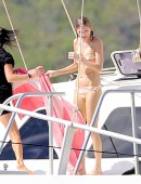 Taylor-Swift-in-Bikini-4