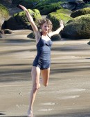 Taylor-Swift-in-Swimsuit-15