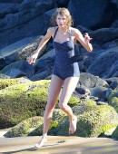 Taylor-Swift-in-Swimsuit-18