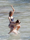 Taylor-Swift-in-Swimsuit-2