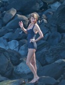 Taylor-Swift-in-Swimsuit-7