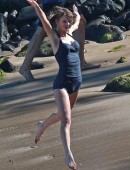 Taylor-Swift-in-Swimsuit-8